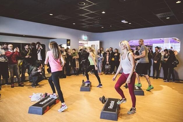 Corsi Virtual Fitness all'inaugurazione del fitness club low cost McFit di Milano